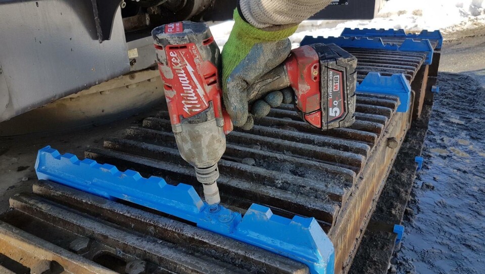 ENKELT: Med en muttertrekker og en latmannsarm har man det som trengs for å montere Track Claw. Foto: Hettec.