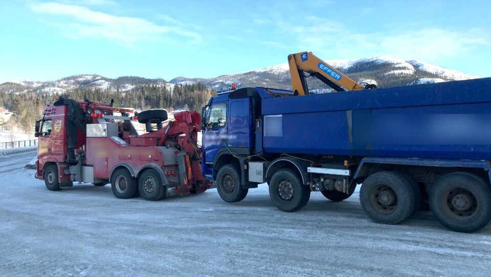 Etter å ha betalt 16.700 kroner, og justert slik at vekten ble lovlig fordelt, fikk transporten fortsette mot Estland.