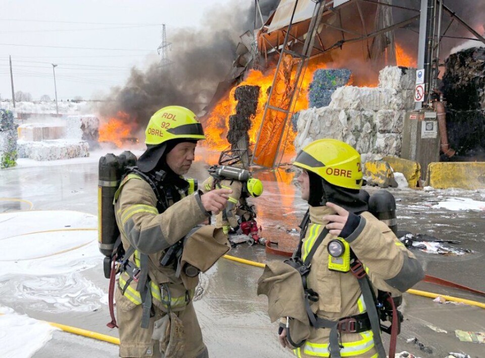 Det er store styrker i aksjon, både fra OBRE (Oslo Brann og Redningsetat og nabobrannvesen. Det brenner i både avfall/materiale og i selve bygningen hos Norsk Gjenvinning på Haraldrud i Oslo.
