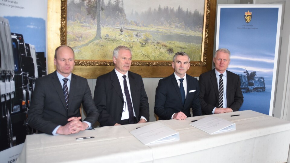 Fra signeringen av avtalen mellom Forsvaret og Bertel O. Steen. Fra venstre: Dag Kristensen, adm. dir Bertel O. Steen Defence & Security, Petter Jansen, adm. dir i forsvarets Logistikkorganisasjon, Stian Skrefsrud, adm. dir i Bertel O. Steen Holding og Geir Remmem, adm. dir. i Bertel O. Steen Industri.