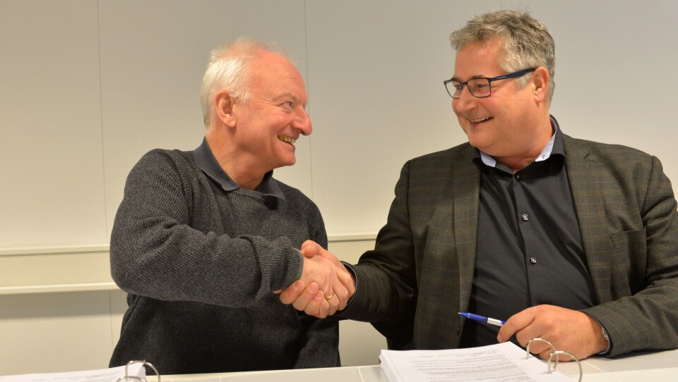 Prosjektleder for Rogfast, Tor Geir Espedal (t.v.), og prosjektsjef for tunnel i BetonmastHæhre Anlegg AS, Øystein Birkeland, skreiv i dag under på kontrakten på en 700 meter lang sidetunnel torsdag 8. mars.