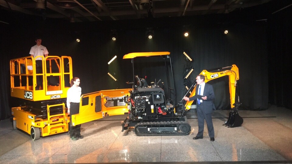 JCB viste ny elektrisk minigraver på hovedkontoret i England mandag 12. mars.