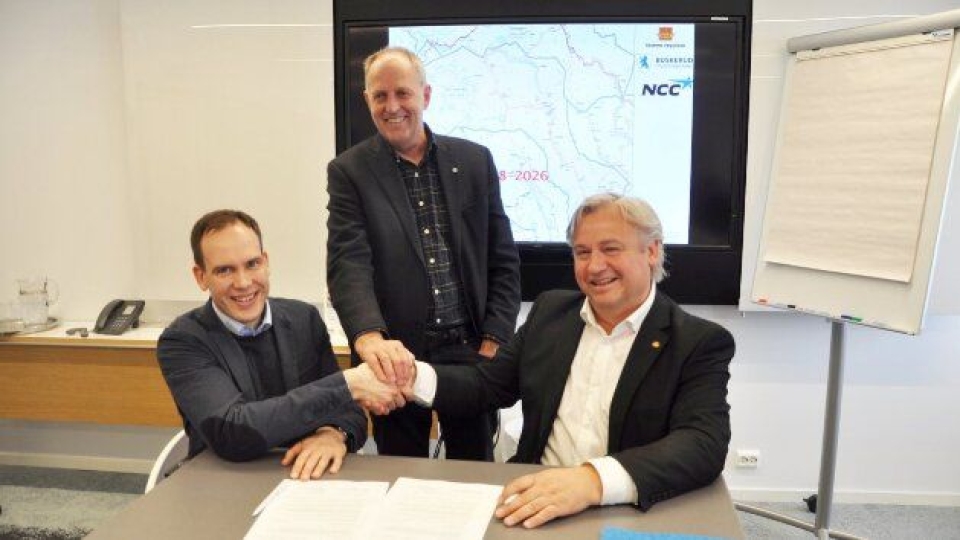 Fra venstre: Dir. Anders Høvik i NCC, fylkesvaraordfører Olav Skinnes og regionvegsjef Kjell Inge Davik.