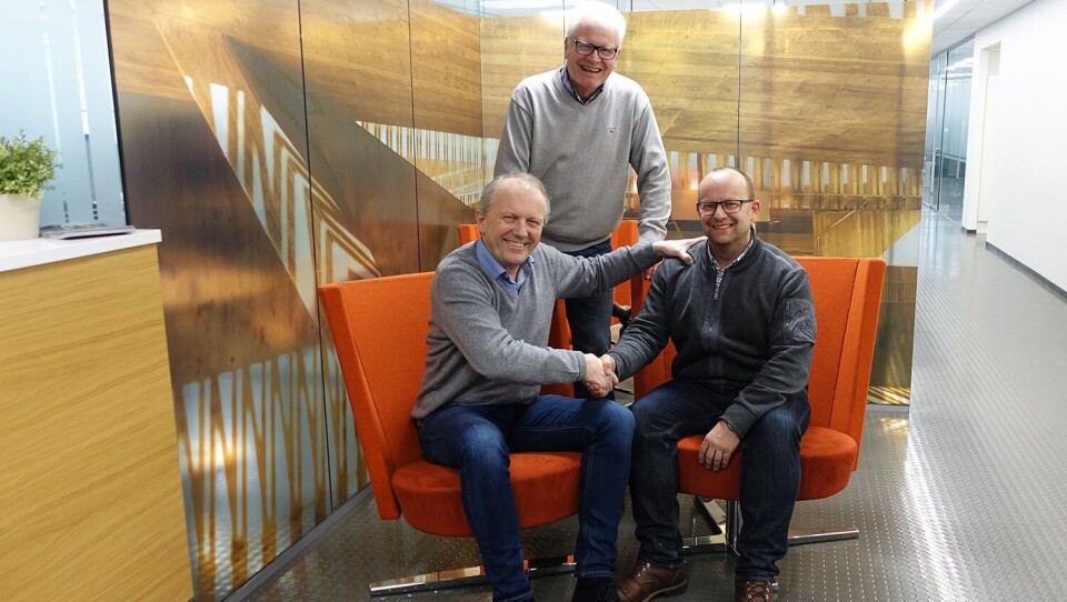 Bak: Styreleder Karl-Gunnar Karlsson. Foran fra venstre: Avtroppende adm. direktør Ivar Roland og påtroppende adm. direktør Johan Hansson i Peab Anlegg.