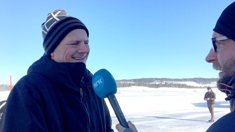 IMPONERT: Samferdselsminister Ketil Solvik-Olsen sa etter prøveturen at han syntes det var fascinerende at føreren i bilen satt og pratet uten å røre ratt eller pedaler, samtidig som de begge så at flystripa på Fagernes ble brøytet.