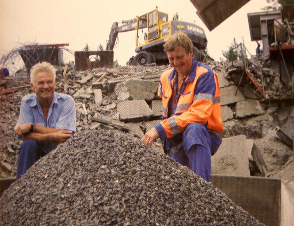 Maskinentreprenør Thor Myrvang (t.v.) og maskinfører Arne Hermanrud ved betongfraksjonen 6-16 mm som gjenbrukes i elementproduksjonen.