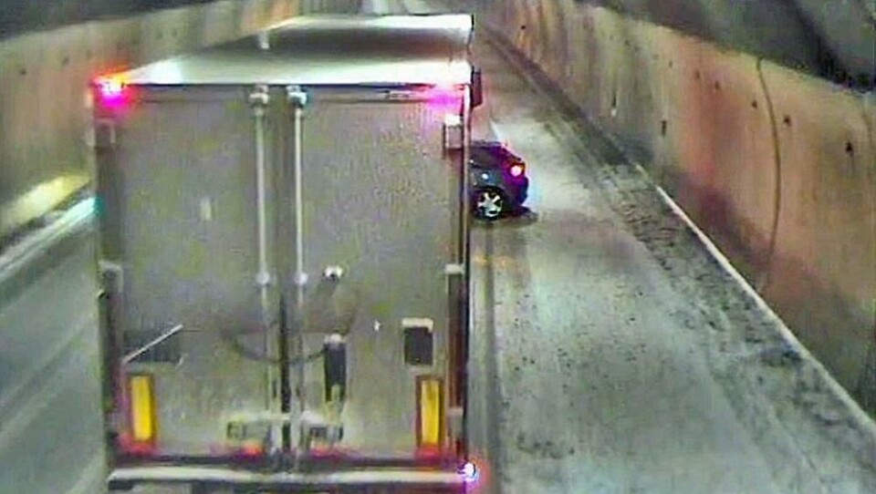 Her har vogntog-sjåføren nettopp oppdaget personbilen, etter å ha dyttet den ca. 1,5 km på E6, og er i ferd med å stoppe. Bildet ble først publisert på TV2.no