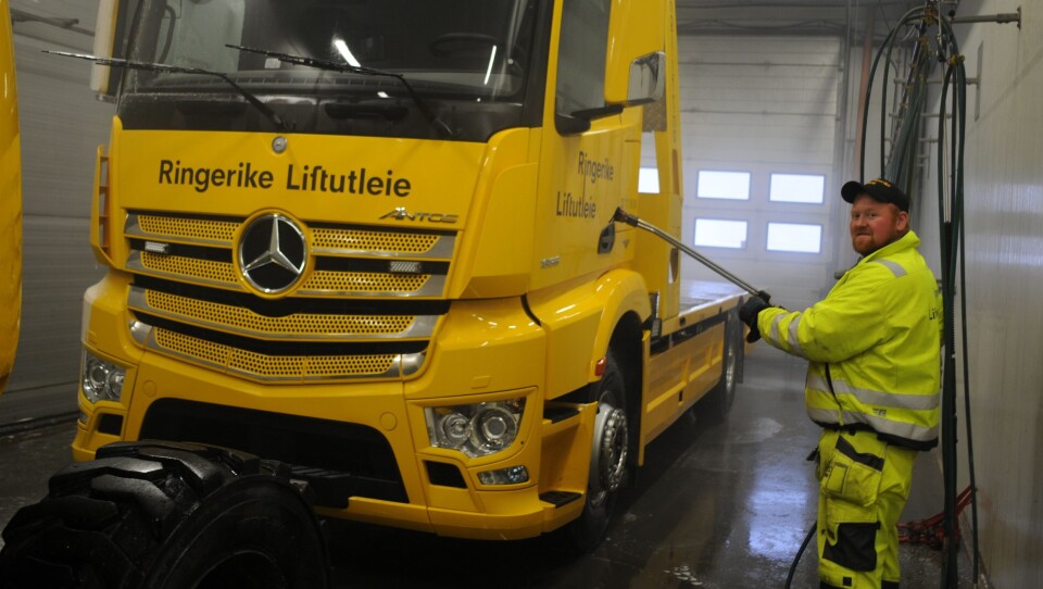 Marius Røsholt, som kjører semitrailer til daglig, er opptatt av jevnlig vedlikehold av kjøreparken.