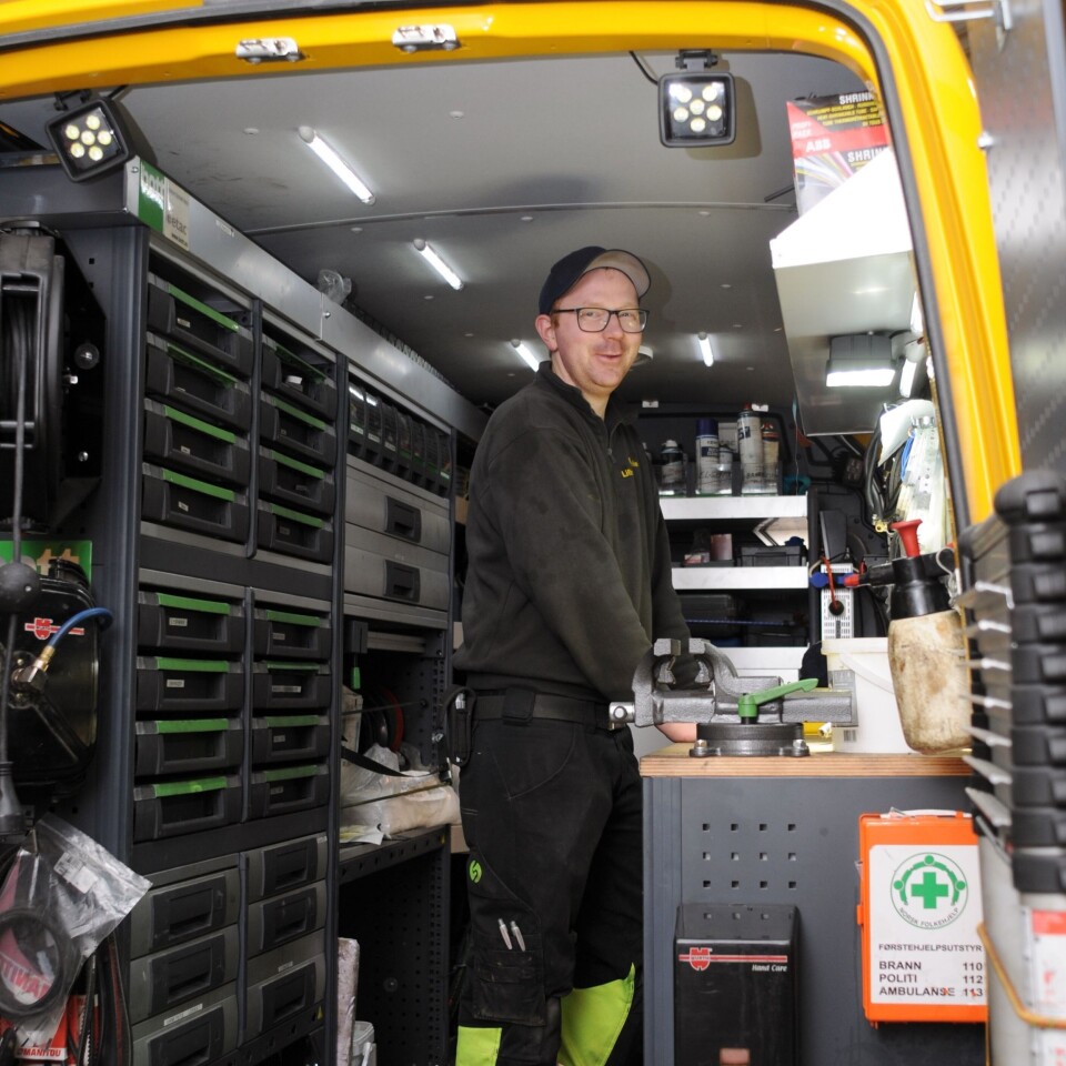 Servicetekniker Espen Andre Bjerknes forbereder dagens oppdrag fra en godt rigget servicevogn.