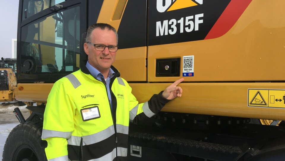 Erik Sollerud, adm. direktør i Pon Equipment AS, med en registrert Cat-maskin.