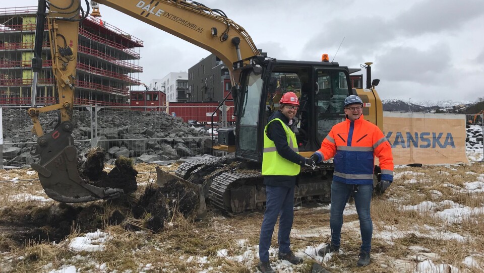 Styrelelder i Axer, Borger Borgenhaug, og regiondirektør i Skanska, Raymond Tuv, under «første spadetak» på Gartnerløkken i Bergen.