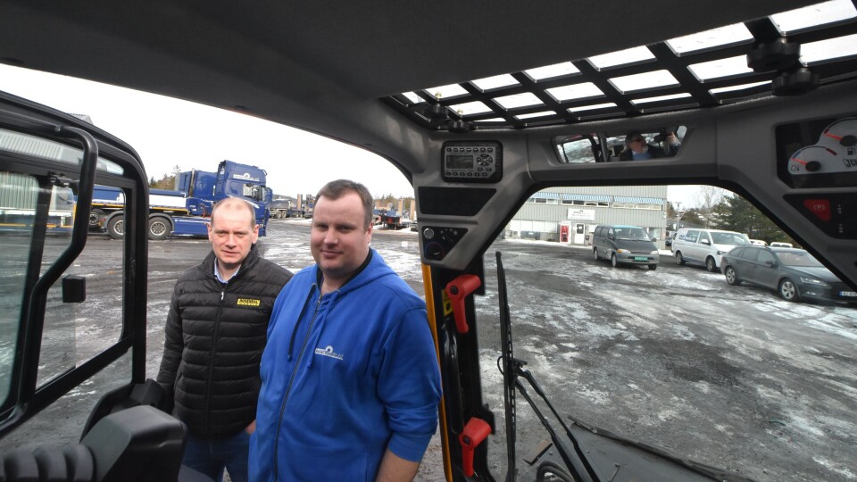 Utsikt og førermiljø var blant de avgjørende faktorene for at ansatte hos Asfalt Remix ba ledelsen om å kjøpe inn ti nye JCB 300 kompaktlastere, forteller verksmester Jørgen Stormyrbakken, (nærmest), her sammen med selger Olav Hauer i Rosendal Maskin AS.