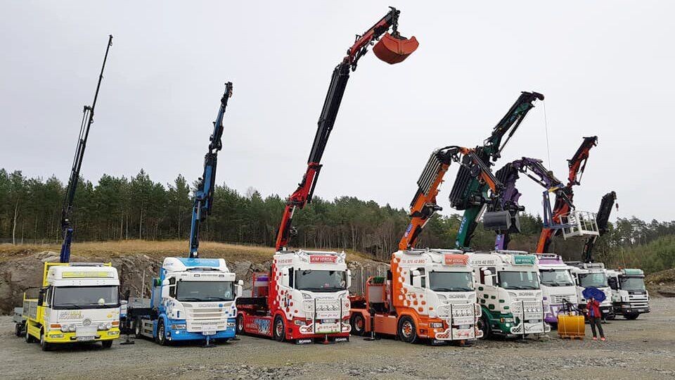 Kim Verdal Kran og Kjettings biler oppstilt for foto. Alle har «kloss-tema», og hver bil har sin egen farge og tegneserie-/ spillfigurer lakkert.