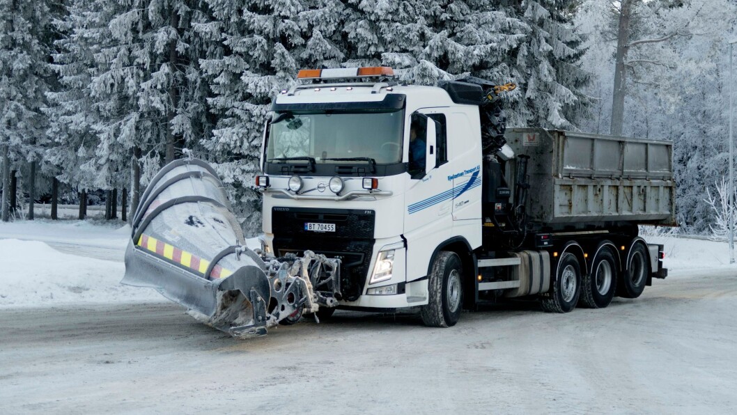 LETTERE: Ute langs veien skiller den seg ikke så mye ut, men Bjerkestuen Transports nye 4-akslede Volvo FH540 er 850 kilo lettere på grunn av at man har valgt pusher. LETTERE: Ute langs veien skiller den seg ikke så mye ut, men Bjerkestuen Transports nye 4-akslede Volvo FH540 er 850 kilo lettere på grunn av at man har valgt pusher.