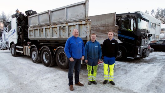 Fra venstre: Jon Arild Bjerkestuen, sjåfør Tommy Hortemo (som kjører den nyeste bilen) og lærling og sjåfør Sten Niklas Bjerkestuen trives med de nye Volvo'ene. Fra venstre: Jon Arild Bjerkestuen, sjåfør Tommy Hortemo (som kjører den nyeste bilen) og lærling og sjåfør Sten Niklas Bjerkestuen trives med de nye Volvo'ene.