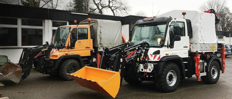 Ny og gammel Unimog med frontlaster og kran klar for nye oppdrag i Köln-området.