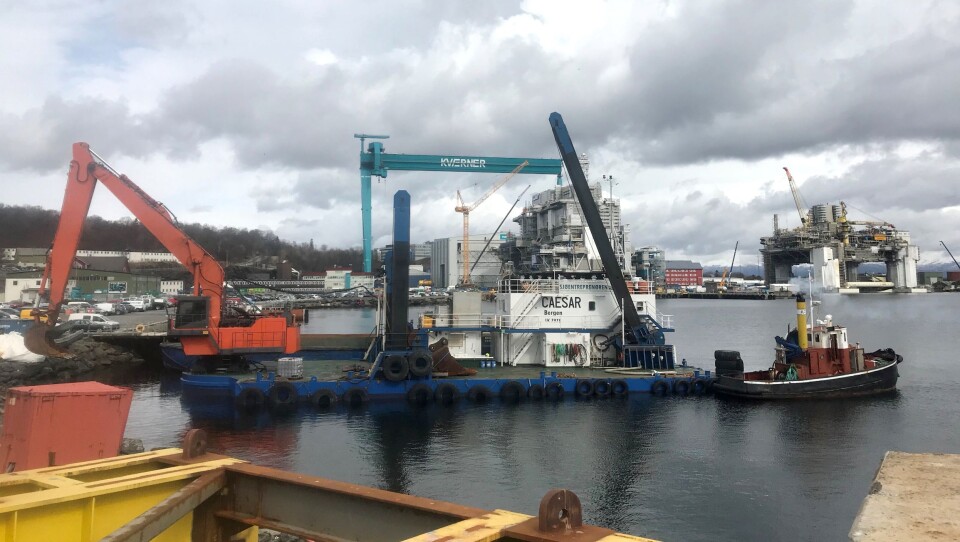Sjøentreprenørens fartøy Caesar i full gang med utdypingsarbeidene av havnen ved Kværners verft på Stord i Hordaland.