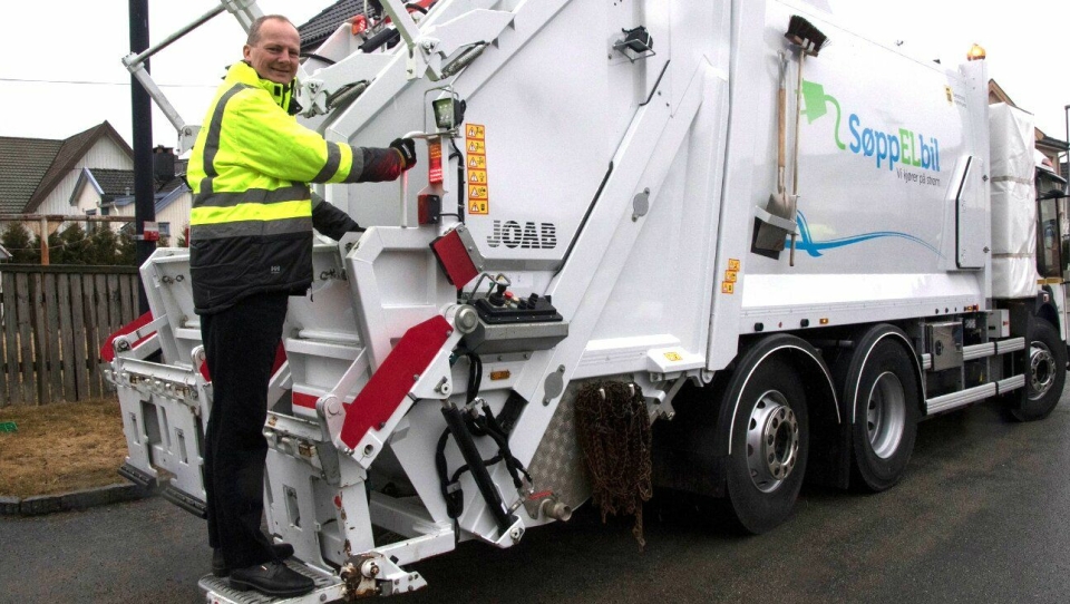 Samferdselsminister Ketil Solvik-Olsen var med og hentet avfall i Sarpsborg med en elektrisk drevet avfallsbil 9. april 2018.