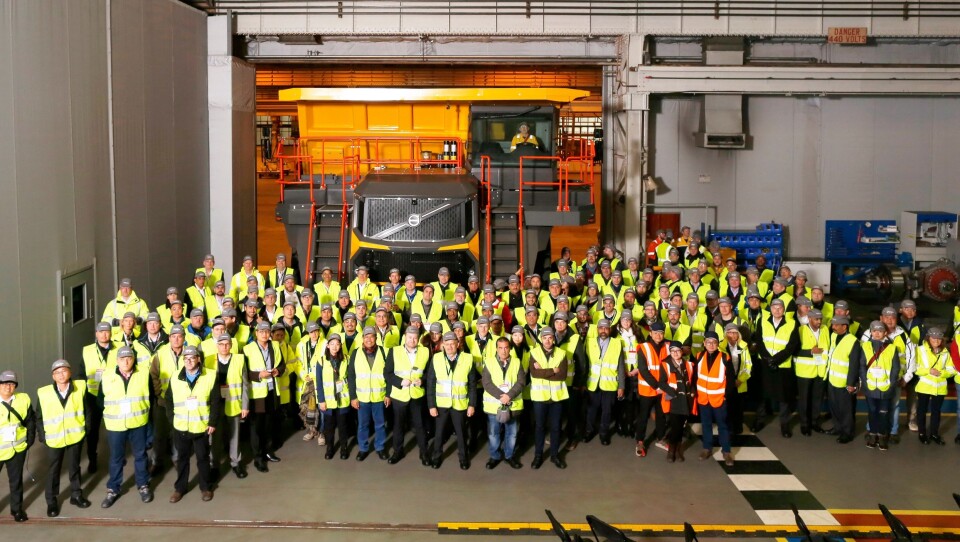 Volvo-kunder, og media, fikk første møte med R100E på fabrikken i Motherwell.