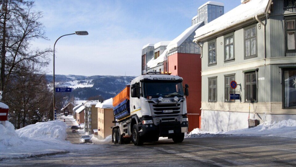 Bratte og isete bakker med mange stopp og start gjør at brøytingen blir mye enklere med en lastebil med firehjulsdrift og Allisons helautomatisk girkasse.