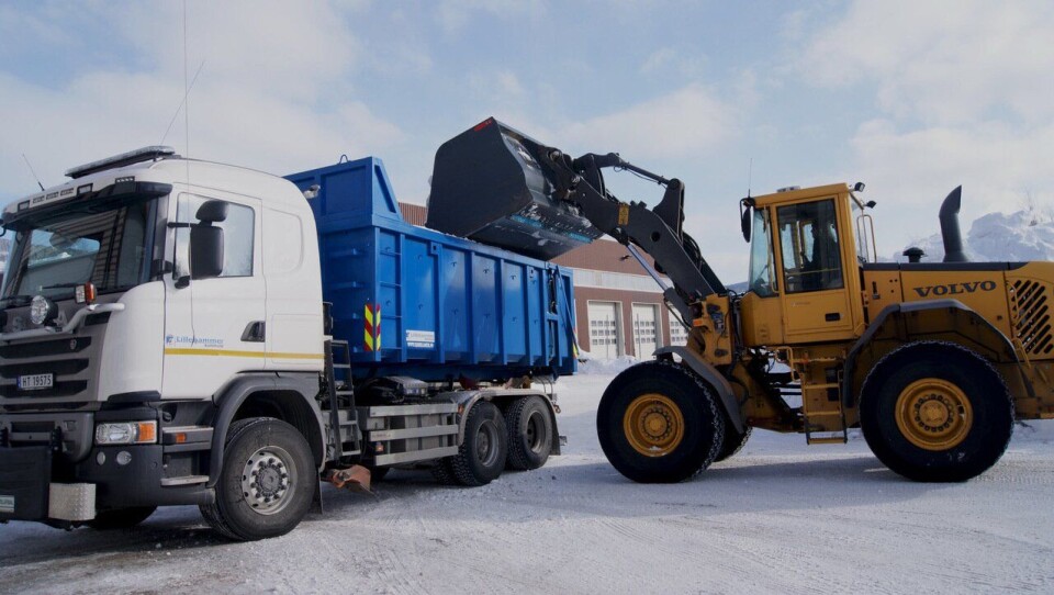 I tillegg til brøyting brukes også den Allison-utstyrte Scania-en til strøing og til bortkjøring av snø fra byens sentrale gater.