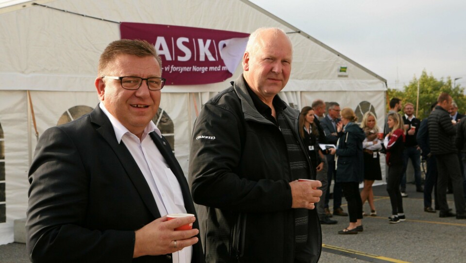 - Det er en kunnskapsrik mann med stort hjerte, og til beste for lastebilnæringen som fyller 60 år 26. april, sier adm. direktør Geir A. Mo om forbundsleder Tore Velten. Foto: Per Dagfinn Wolden