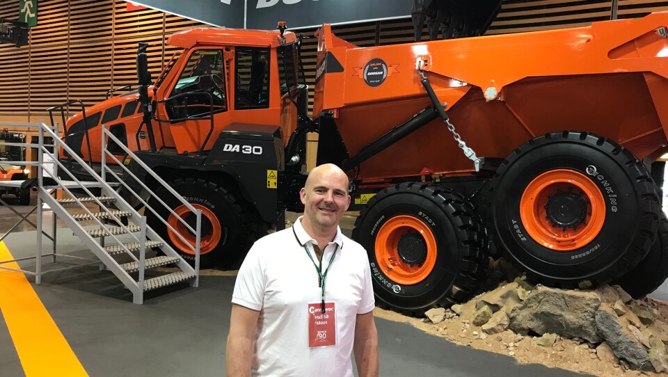 STOLT: Salgs- og markedssjef Jan Roger Lindseth ved dumperfabrikken til Doosan i Elnesvågen utenfor Molde, var tydelig stolt over å se den splitter nye DA30-dumperen på Intermat.