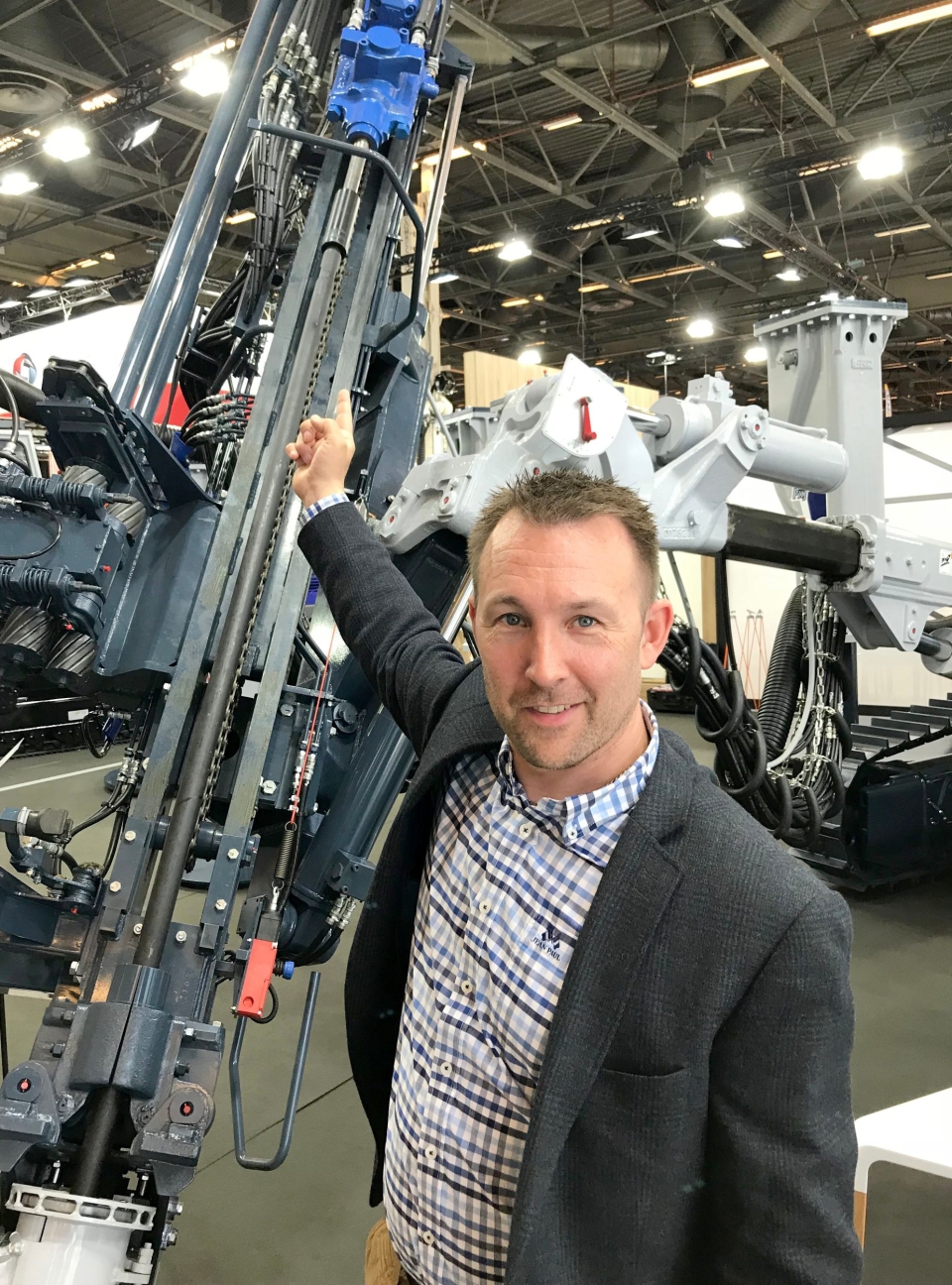 FURUKAWA DRIFTER: Salgssjef Morten Paulsen ved Furukawa-drifteren/boremaskinen som nå skal monteres på et ExcaDrill boretårn og stilles ut på Vei og Anlegg.