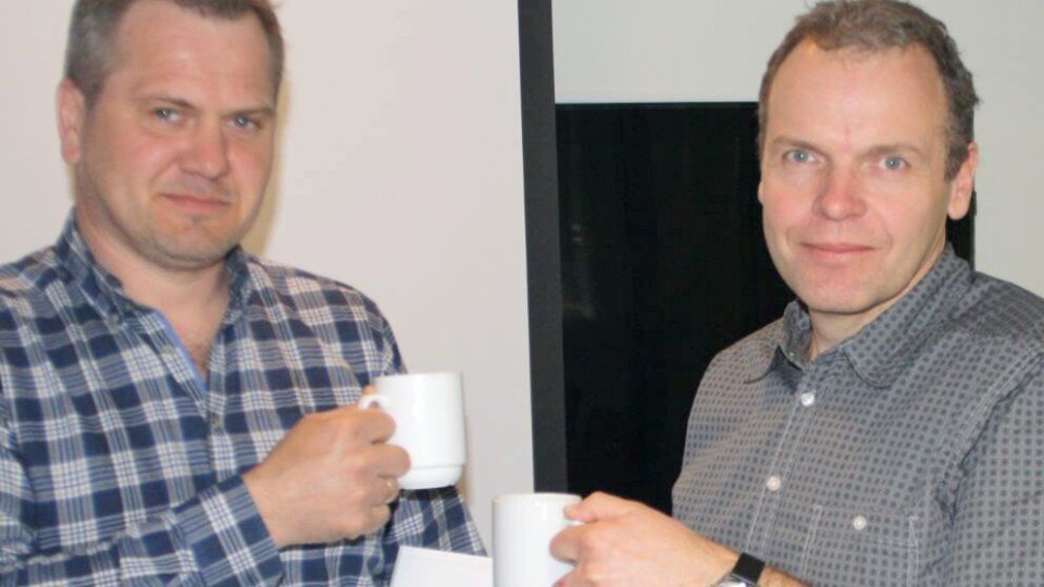 I stedet for det vanlige håndtrykket, skålte daglig leder i B.S. Graveservice AS Lars Børge Stene (t.v.) med prosjektleder i Statens vegvesen Jan Helge Egeland.