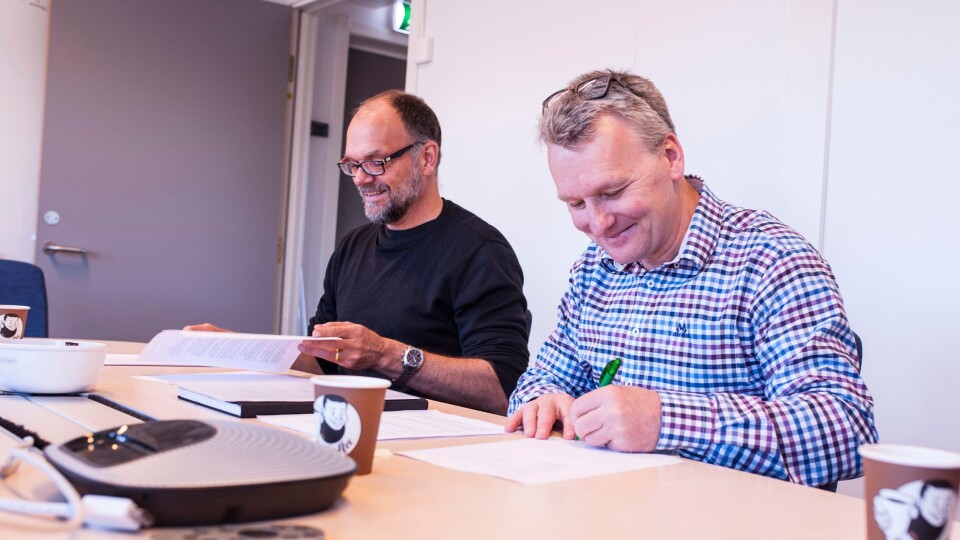 Erik Pascal Johansen, prosjektdirektør i Bane Nor Utbygging Øst (t.v.) og Karsten F. Hansen, daglig leder i Skolt Pukkverk AS, under kontraktsigneringen.