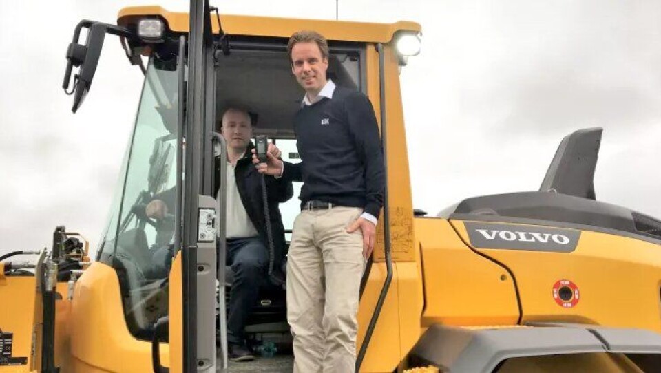 André Melby, regionansvarlig STS AB Norge (t.v.) og Christian Salvesen, prosjektansvarlig for trafikksikkerhet og Dräger alkolås hos KGK i Norge vil ha alkolåser inn i anleggsmaskiner.