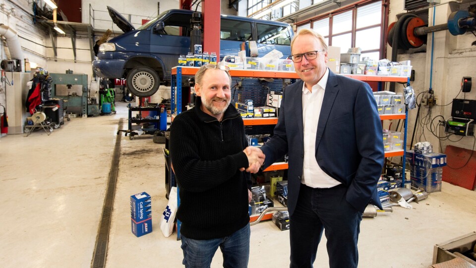 John Myhre fra Byåsen Bilverksted og Morten Harsem, adm. direktør i Snap Drive, under inngåelsen av oppkjøpet . Foto: Jarle Nyttingnes / Bertel O. Steen