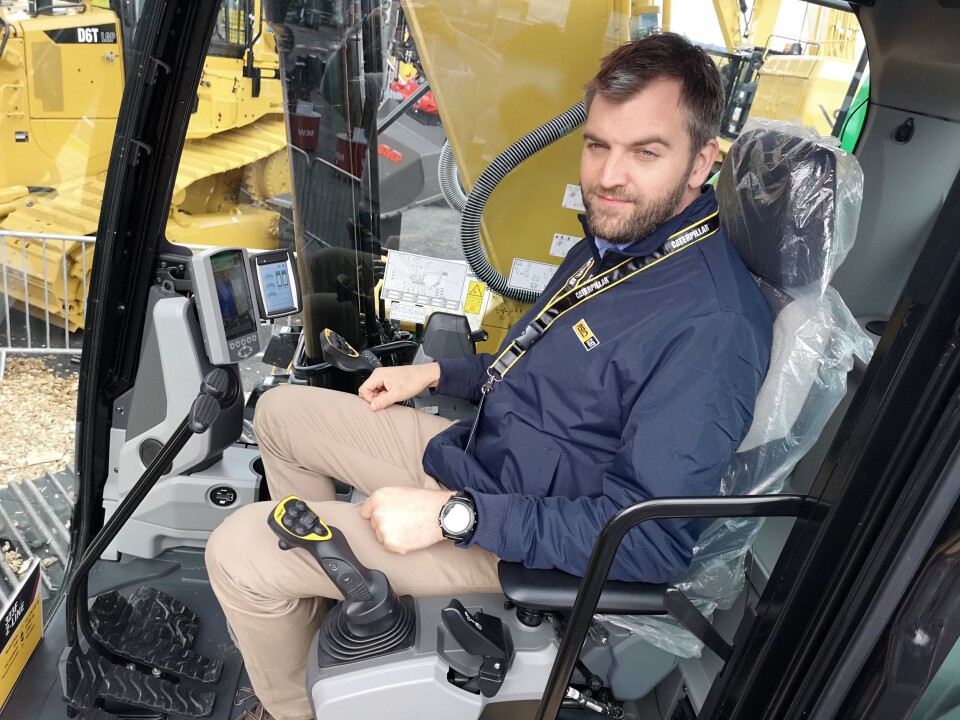 Prosjektleder Z-line hos Pon Equipment AS, Eivind Hafslund i førerhuset på Z-linen. Eneste synlige forskjellen er en ekstra skjerm som viser tilstanden på batteridriften.