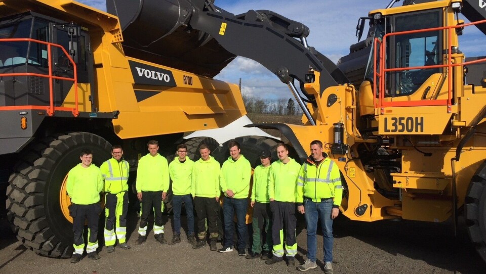 LÆRLINGER OG VOLVO-SJEFER: Fra venstre: Jakob Straume (lærling VMS Hordaland), Frode Andersen (produktsjef gravemaskiner Volvo Maskin AS), Kristian Aarrestad (lærling VMS Stavanger), Jone Lillemo (lærling VMS Haugesund), Aleksander Tronstad (lærling VMS Kristiansand), Emil Iversen (lærling VMS Ålesund), Ruben Ludvigsen (lærling VMS Trondheim), Morten Teigen Olsen (lærling VMS Tromsø) og Tor Anders Høgaas (produktsjef kompaktmaskiner Volvo Maskin AS).