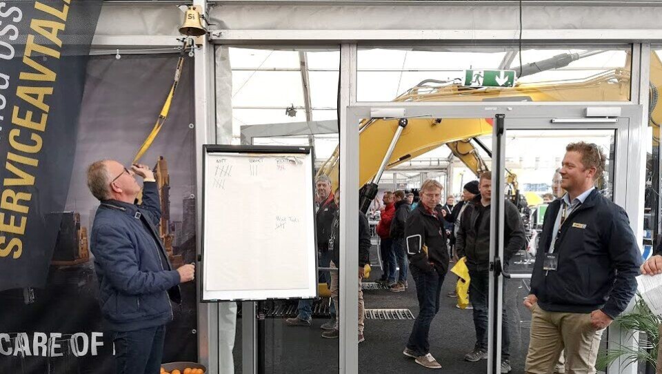 Olav Stangeland ringte 21 ganger i klokken hos Pon Equipment på Vei og Anlegg. Til høyre står Pon-selger i Rogaland, Kjell Vidar Hamre.