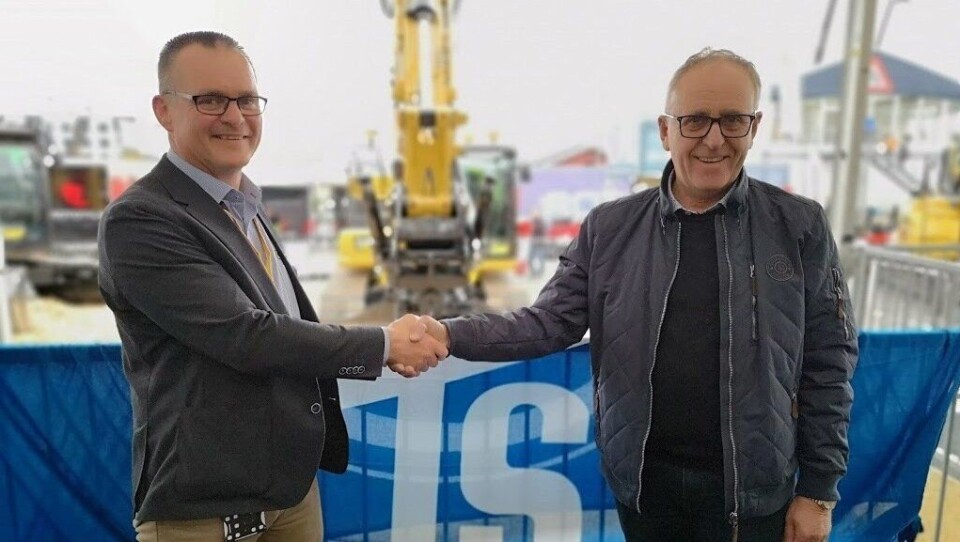 Adm. direktør Erik Sollerud i Pon Equipment (t.v.) og Olav Stangeland tar hverandre i hånda på den store avtalen.
