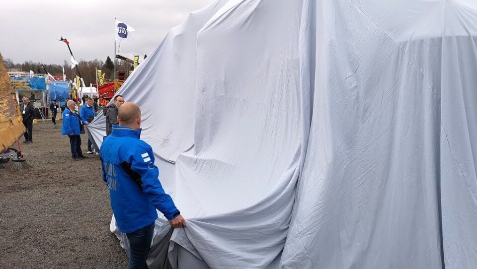 Det var et visst hemmelighold på området til Volvo Maskin på Vei og Anlegg før en ny jubileumsmaskin til Risa ble avduket.