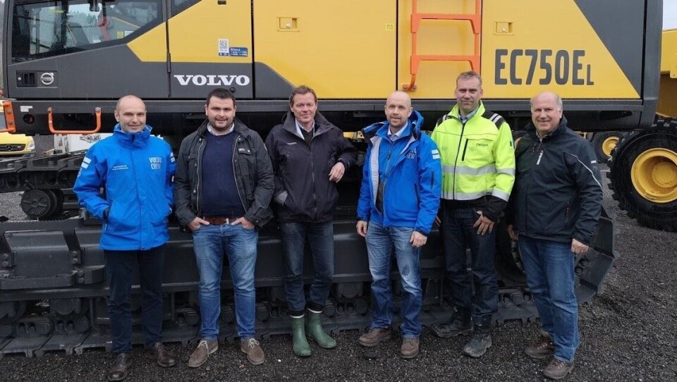 Glade deltakere på avtaleinngåelsen. Fra venstre: David Kristianslund (salgsdirektør i Volvo Maskin), Amund Lien (direktør i AF Decom), Erik Skogheim (maskinsjef i AF Decom), Kenneth Hansen (salgssjef i Volvo Maskin), Jan Egil Veikleenget (maskinkoordinator i AF Decom) og Kjell Gyllhag (keu account manager i Volvo Construction Equipment).