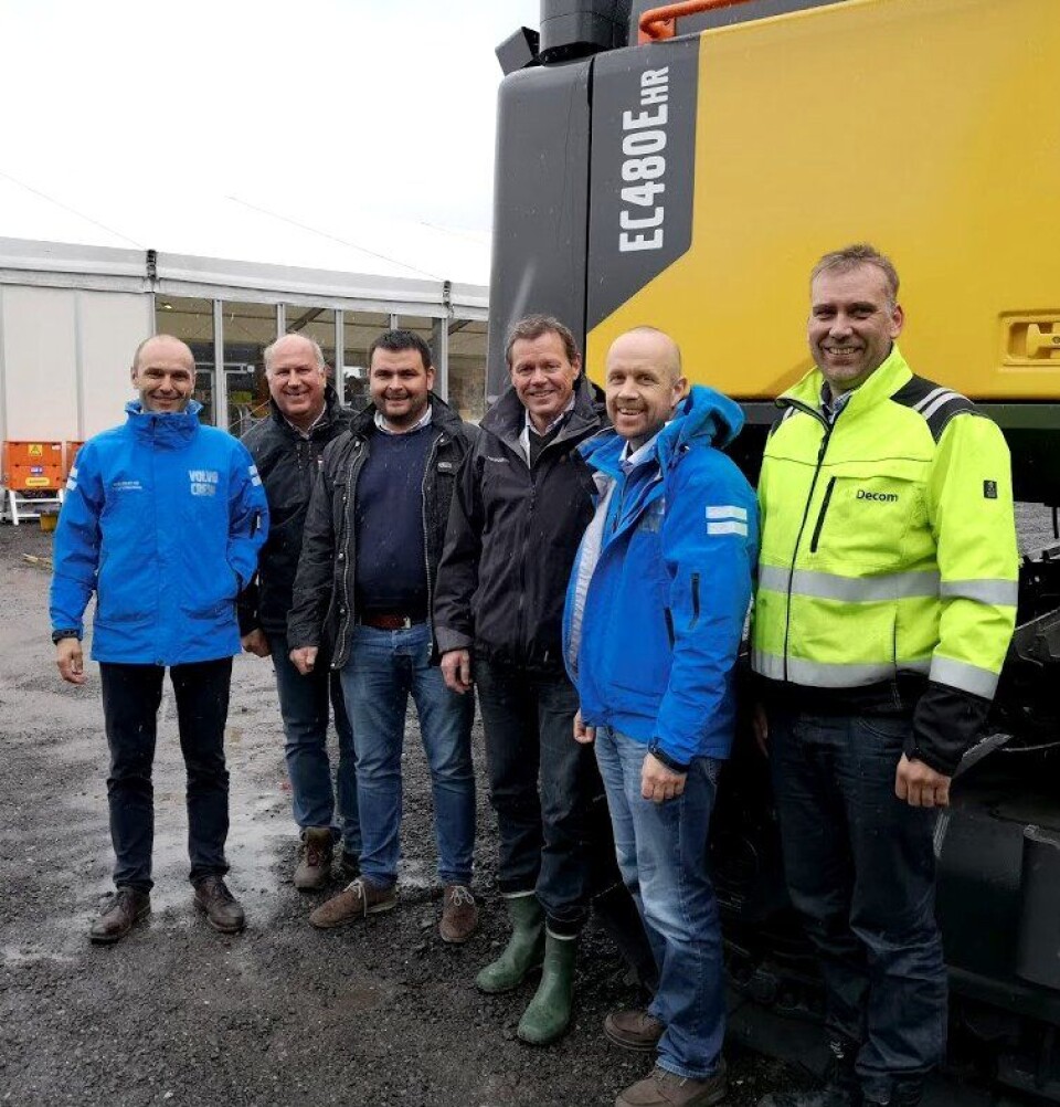 Glade deltakere på avtaleinngåelsen. Fra venstre: David Kristianslund (salgsdirektør i Volvo Maskin), Kjell Gyllhag (key account manager i Volvo Construction Equipment), Amund Lien (direktør i AF Decom), Erik Skogheim (maskinsjef i AF Decom), Kenneth Hansen (salgssjef i Volvo Maskin), Jan Egil Veikleenget (maskinkoordinator i AF Decom).