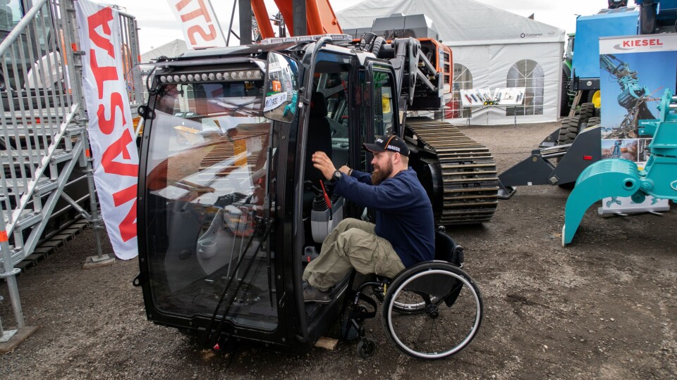 KLAR: Med denne nye 30-tonns Hitachi graveren skal Thomas Jacobsen begynne å jobbe for Isachsen Anlegg avd. øst.