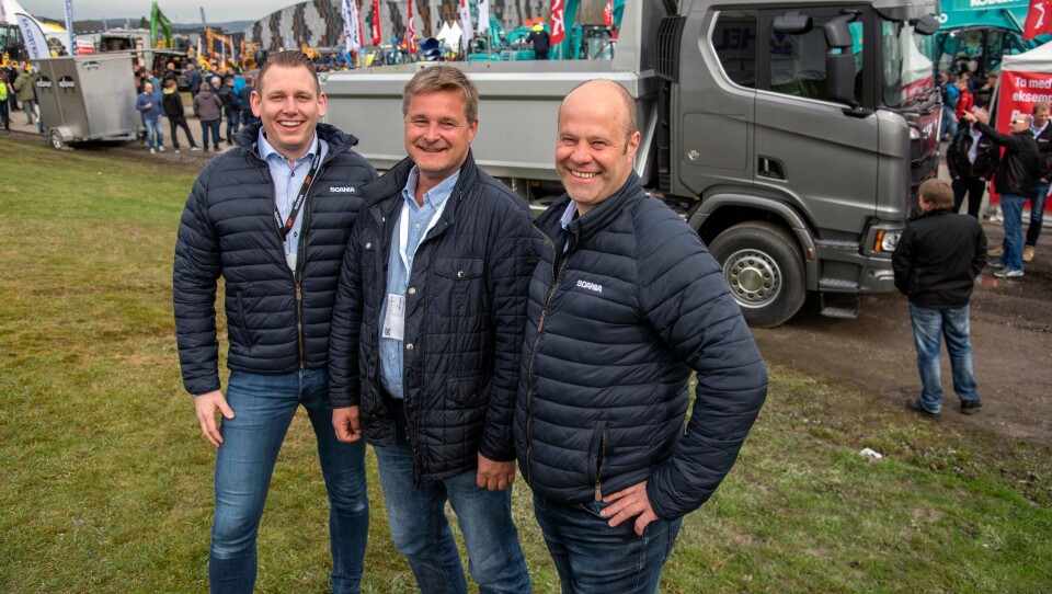 BYTTER ALT: Tom Wilhelmsen (i midten) har kjøpt 30 nye tippbiler av Ståle Ass (t.h.) og Steinar Westli i Norsk Scania.