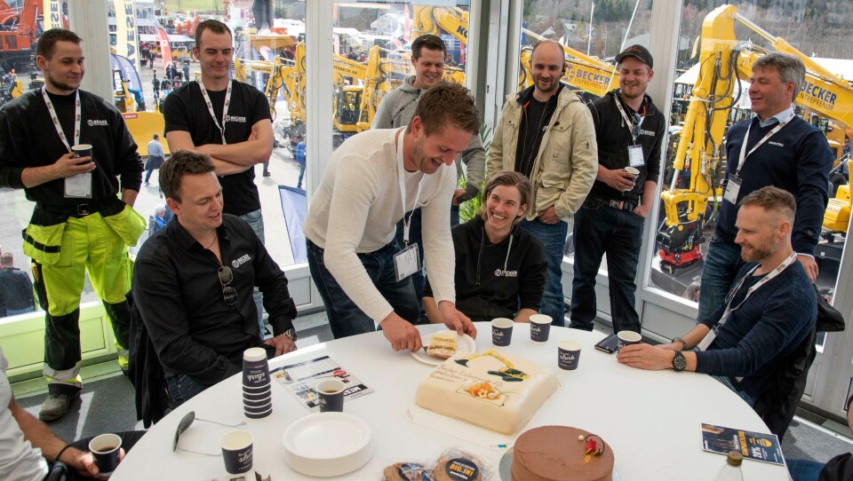 KAKE: Kenneth Lien fikk åpne marsipankaken mens Hans-Erik Becker (til venstre) og Roger Wang (til høyre) fulgte med.