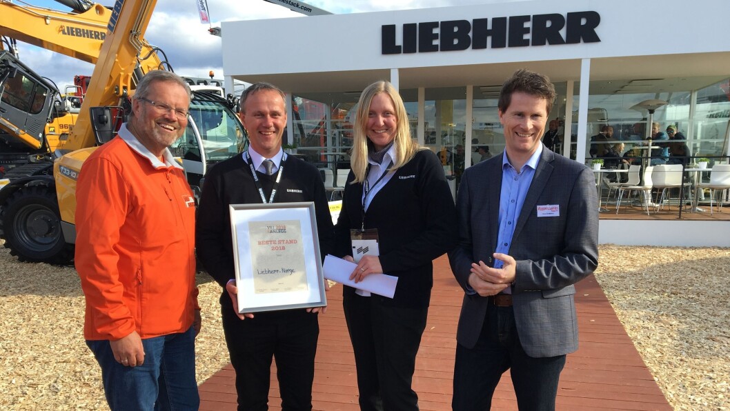 Årets beste stand ble Liebherr-Norge. Fra venstre juryleder Rune Østby Hansen, X Meeting Point, Håkan Nyhaugen, Liebherr-Norge, Corinna Keddeinis, Liebherr-Norge og Arve Brekkhus, Byggeindustrien. Årets beste stand ble Liebherr-Norge. Fra venstre juryleder Rune Østby Hansen, X Meeting Point, Håkan Nyhaugen, Liebherr-Norge, Corinna Keddeinis, Liebherr-Norge og Arve Brekkhus, Byggeindustrien.