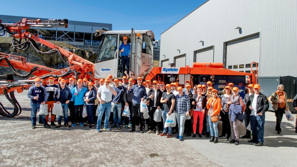 HELT ORANSJE: En full buss med vossinger ble utstyrt med oransje capser og fikk sett på den nye maskinen. HELT ORANSJE: En full buss med vossinger ble utstyrt med oransje capser og fikk sett på den nye maskinen.