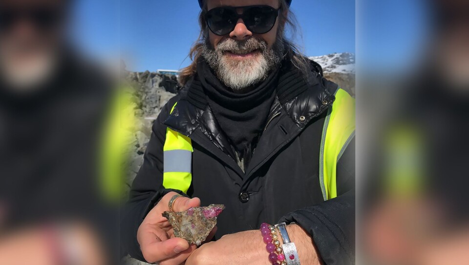 En strålende fornøyd og engasjert samarbeidspartner, Mads Kornerup i Shamballa Jewels, viser en Aappaluttoq Ruby-krystall.