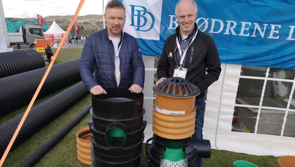 Vidar Handal (key account manager i Norsk Wavin) og Odd Østgaard (markedssjef VMT hos Brødrene Dahl) med to utgaver av det nye filtreringssystemet. Det ene er snittet åpen for å vise funksjonen.