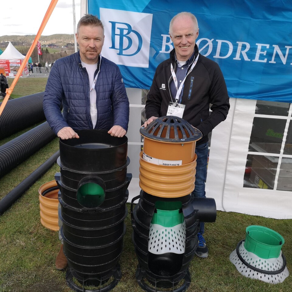 Vidar Handal (key account manager i Norsk Wavin) og Odd Østgaard (markedssjef VMT hos Brødrene Dahl) med to utgaver av det nye filtreringssystemet. Det ene er snittet åpen for å vise funksjonen.