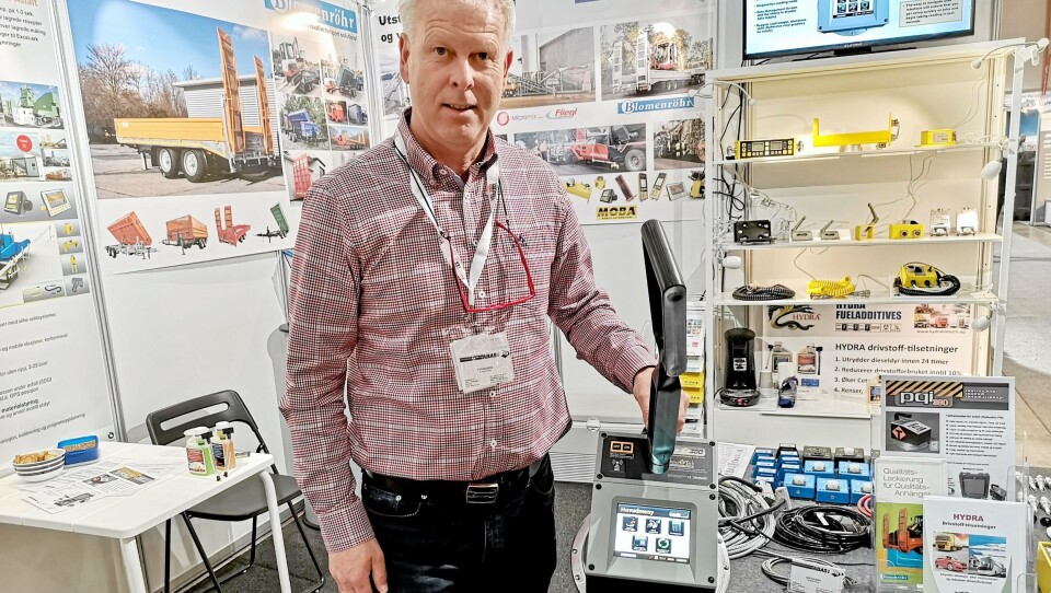 Daglig leder Geir Solberg i Abas AS med en PQI380, tetthetsmåler for asfalt, som Abas markedsfører i Norden.