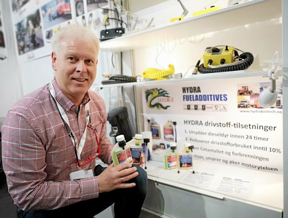 Daglig leder Geir Solberg i Abas AS med Hydra FuelPlus Multi-Biocide som dreper mikrober/bakterier/sopp i tanksystemer, og Hydra Diesel Power Blast som reduserer drivstofforbruket.