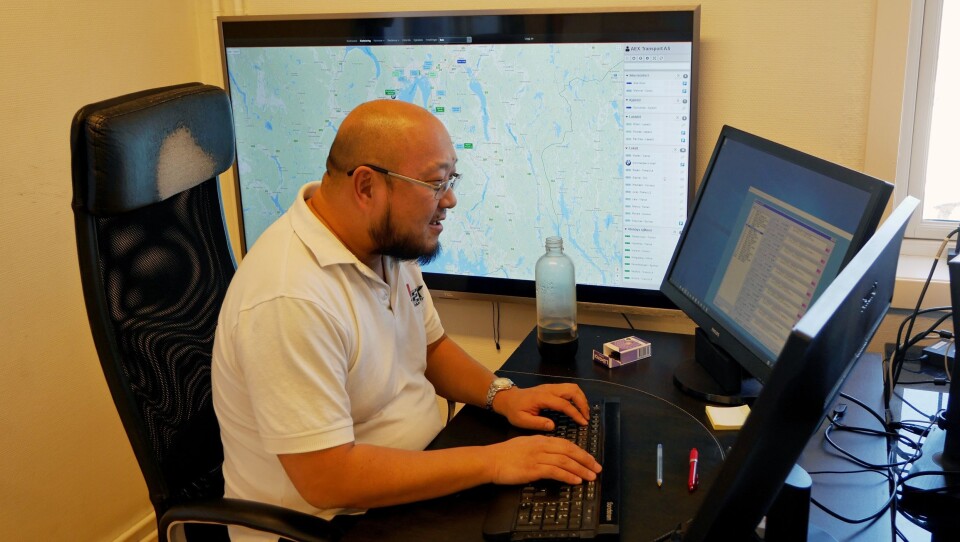 Kjøreleder Kenneth Olsen i AEX Transport i Asker har full kontroll over sine biler. Kjøreleder Kenneth Olsen i AEX Transport i Asker har full kontroll over sine biler.